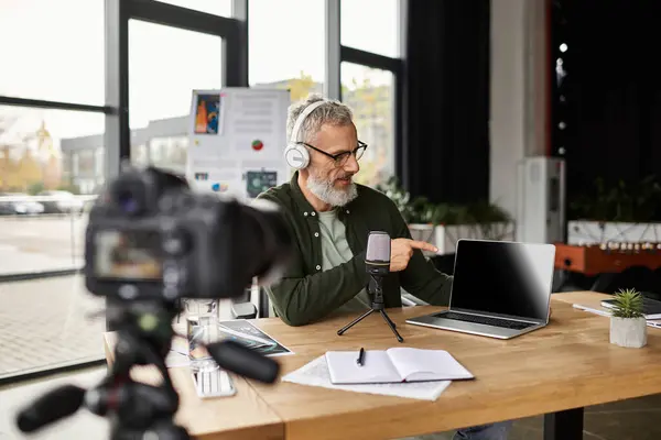 A professional shares insights during a virtual session in a modern office setting. — Stock Photo