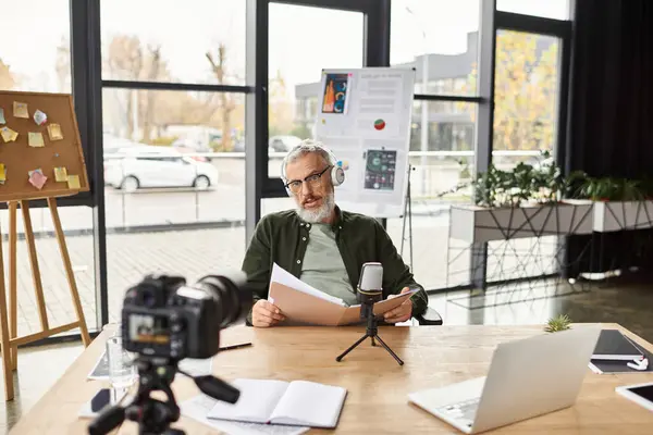 A focused individual prepares for a virtual session in a dynamic workplace. — Stock Photo