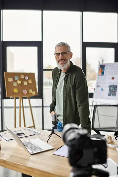 A man stands confidently in a bright office, engaging in a collaborative brainstorming activity. — Stock Photo