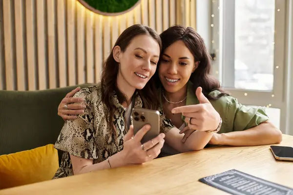 Ein Paar lacht und lächelt an seinem Lieblingsplatz und genießt die gemeinsame Zeit. — Stockfoto