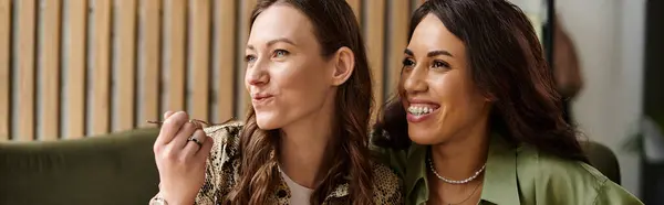Two women enjoy each others company at a cozy cafe, sharing smiles and laughter over dessert. — Stock Photo