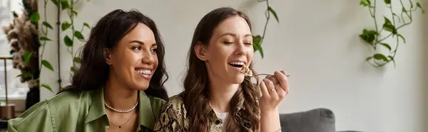 Two women enjoy brunch, laughing together in a cozy cafe. — Stock Photo