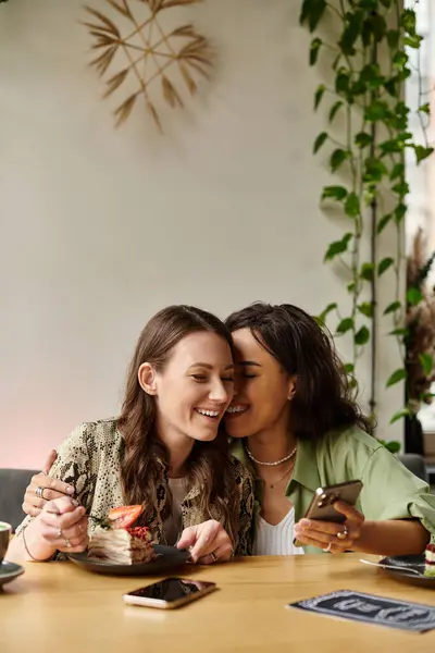 Two women share laughter and sweet treats at a charming cafe while enjoying each others company. — Stock Photo