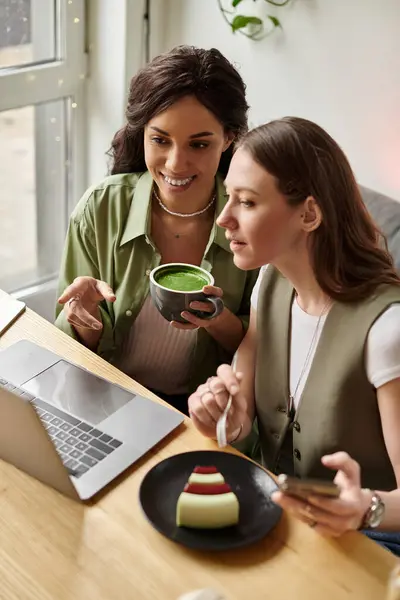 Two partners enjoy quality time together at a cafe, savoring dessert and conversation. — Stock Photo