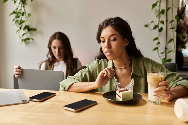 Zwei Frauen entspannen sich in einem Café, teilen Dessert und Getränke und genießen dabei die Gesellschaft des jeweils anderen. — Stockfoto