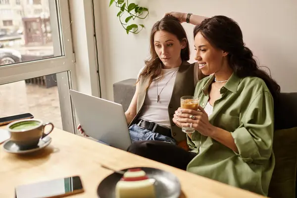 Freundliches Lachen liegt in der Luft, als ein Paar eisgekühlte Getränke genießt und sich im Café Gesellschaft leistet.. — Stockfoto