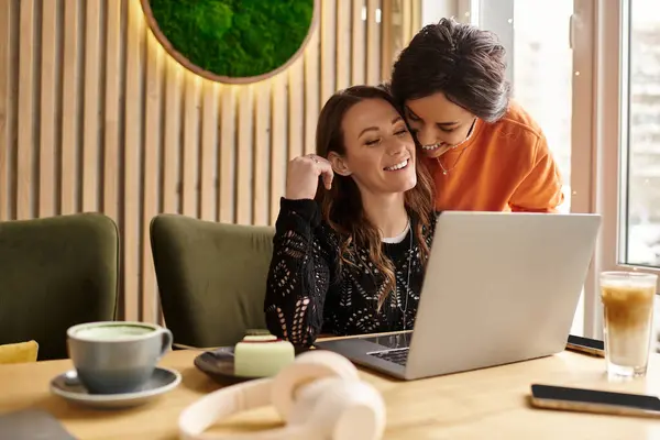 Ein liebendes Paar teilt eine süße Interaktion in einem gemütlichen Café und genießt die gemeinsame Zeit. — Stockfoto