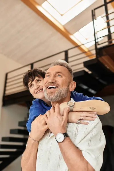 Happy couple enjoys each other's company while embracing at home, radiating love and warmth. — Stock Photo