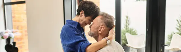 Una coppia sposata felice si sorride a vicenda, godendosi un tenero momento a casa insieme, striscione — Foto stock