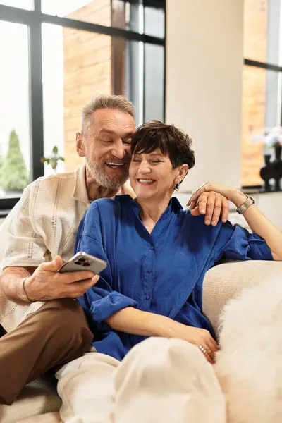 Two happy partners relax on a cozy couch, sharing joyful moments and smiles with each other. — Stock Photo