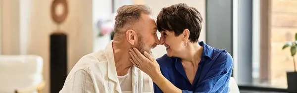 Um casal de meia-idade desfruta de um momento afetuoso juntos em casa, desfrutando de felicidade, banner — Fotografia de Stock