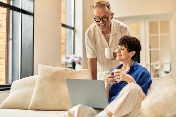 Gioioso marito e moglie condividono un momento accogliente davanti al caffè, alla scoperta di nuovi hobby insieme. — Foto stock