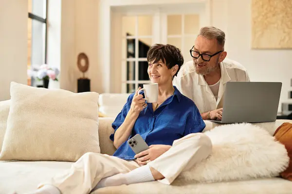 A married couple shares a cozy moment at home, laughing and enjoying each other's company. — Stock Photo