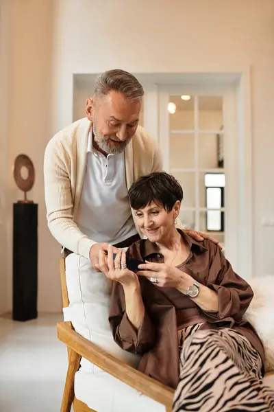 A happy couple enjoys quality time together, sharing smiles and laughter in their warm home. — Stock Photo