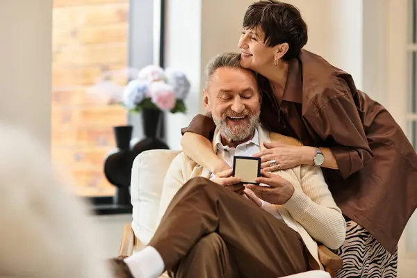 A joyful couple shares a tender moment at their home, surrounded by love and happiness. — Stock Photo