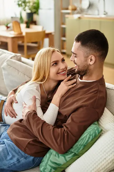 Ein Paar genießt intime Gespräche und Lachen in seinem einladenden Wohnzimmer. — Stock Photo