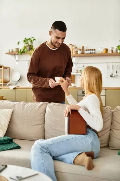 Zwei Menschen verbringen einen warmen Moment zusammen und entspannen in ihrem komfortablen Wohnraum. — Stockfoto