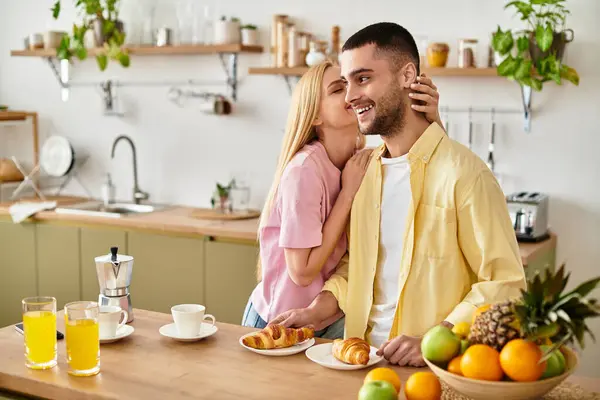 In a charming kitchen, a couple shares a tender moment while savoring breakfast together. — Stock Photo