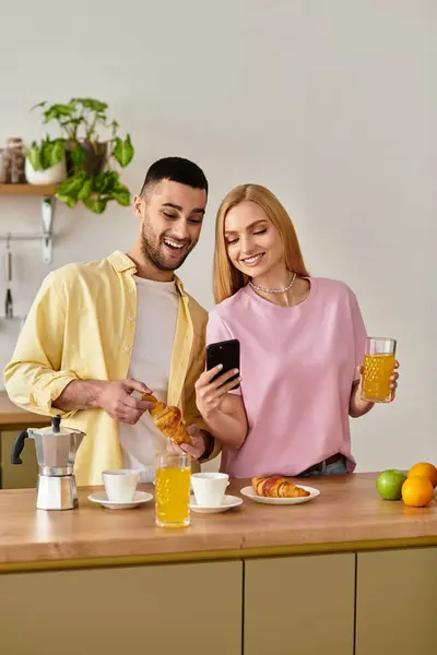 Liebevolle Partner freuen sich an einem sonnigen Morgen über das gemeinsame Frühstück und Lachen zu Hause. — Stockfoto