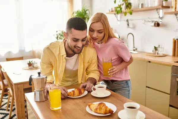 Un couple aimant partage une délicieuse expérience de petit déjeuner dans leur cuisine accueillante à la maison. — Photo de stock