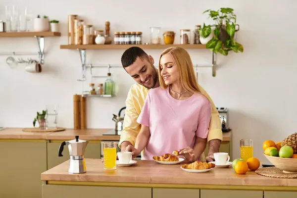 Couple enjoys a loving breakfast amid warm kitchen ambiance filled with joy and laughter. — Stock Photo