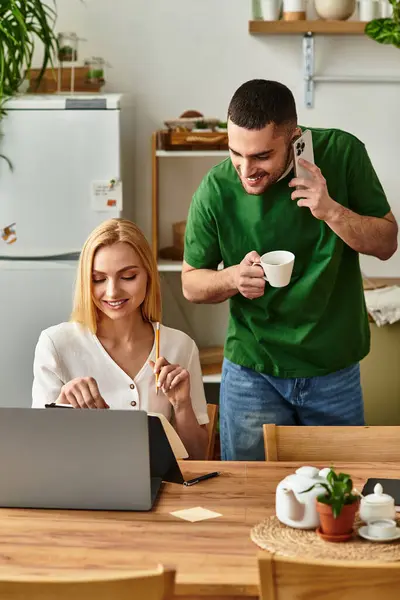Casal amoroso compartilha um momento delicioso em sua casa acolhedora como eles se envolvem em atividades criativas. — Fotografia de Stock