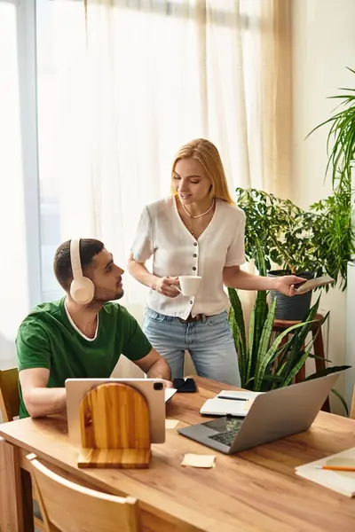 A couple shares a joyful moment at home as they engage in conversation and enjoy coffee. — Stock Photo