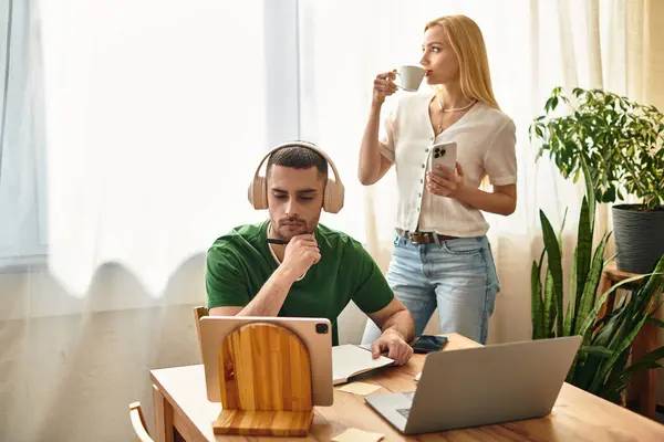 In una stanza calda, una coppia condivide la loro routine quotidiana piena d'amore. — Stock Photo