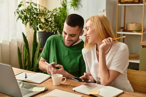Zwei Menschen teilen das Lachen und die Verbindung zu Hause, vertieft in die Gesellschaft des jeweils anderen. — Stockfoto