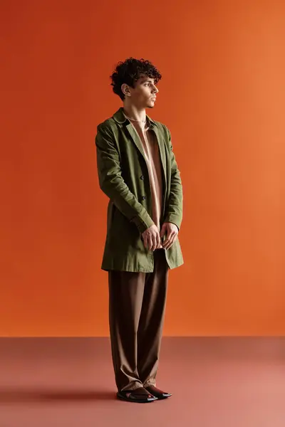 Young man flaunts his style in a trendy outfit against artistic surroundings. — Stock Photo