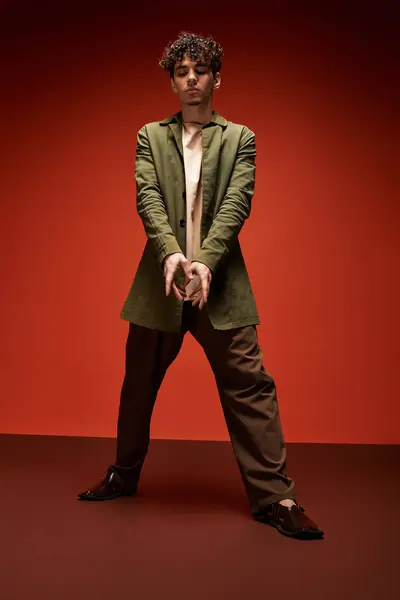 Un joven con estilo llama la atención con su pose segura y su atuendo de moda. - foto de stock