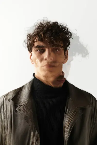 Um jovem com cabelo encaracolado exala charme e estilo, capturado em um momento artístico de movimento. — Fotografia de Stock