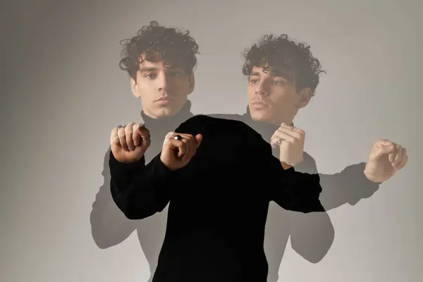Bonito homem exibe estilo único e pose confiante em um ambiente artístico criativo. — Fotografia de Stock