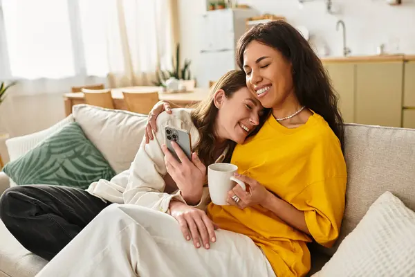 Zwei Frauen teilen einen zärtlichen Moment miteinander, genießen einander und lächeln zu Hause. — Stockfoto