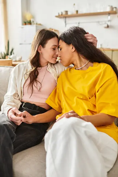 Ein liebendes Paar umarmt sich in seinem ruhigen Zuhause und drückt seine Zuneigung aus. — Stockfoto