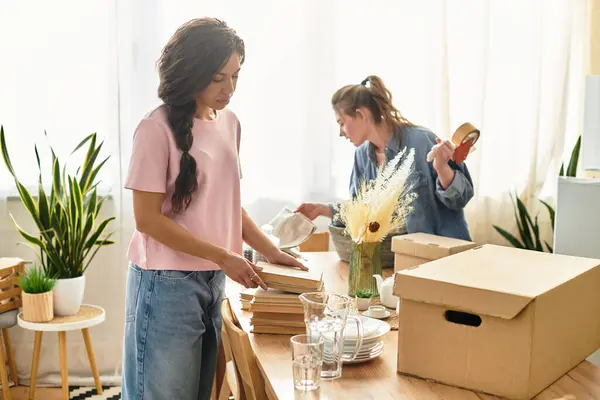 Zwei Frauen dekorieren ihr warmes, pflanzliches Zuhause liebevoll und umarmen ihr gemeinsames Leben. — Stockfoto