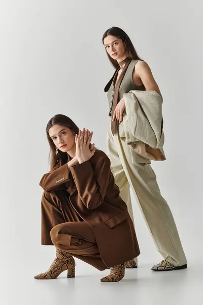 Duas belas irmãs jovens exibem seu senso de moda enquanto desfrutam de tempo de qualidade juntas. — Fotografia de Stock