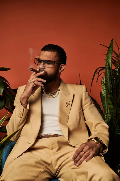 Handsome man relaxes in a chic setting, showcasing summer fashion and a confident demeanor. — Stock Photo