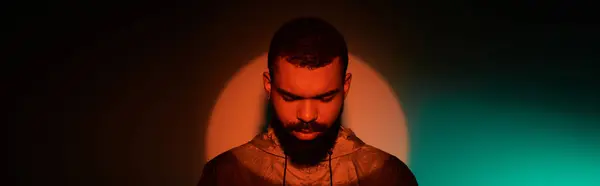 Un beau jeune homme embrasse les vibrations estivales avec un look élégant et des motifs légers et doux. — Photo de stock