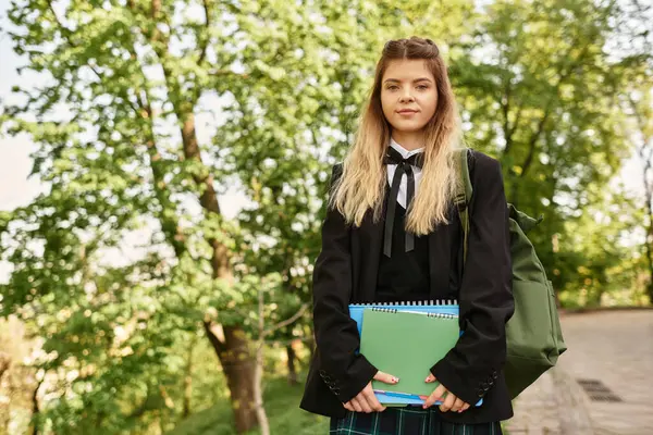 Lumineux soleil met en évidence une jolie fille de l'université dans un uniforme élégant. — Photo de stock