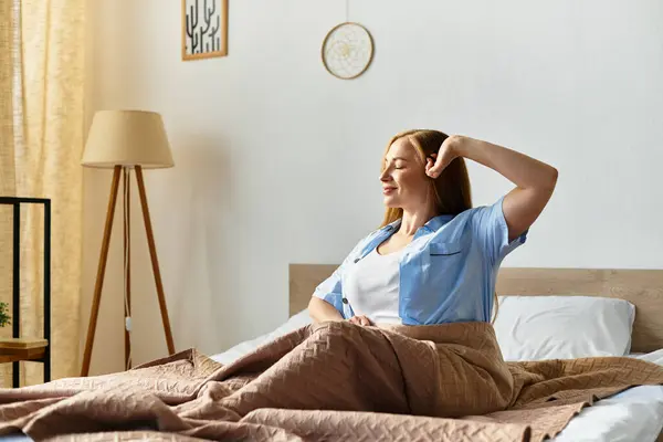 Jeune femme s'étend paisiblement dans sa chambre confortable, jouissant d'une atmosphère calme le matin. — Photo de stock