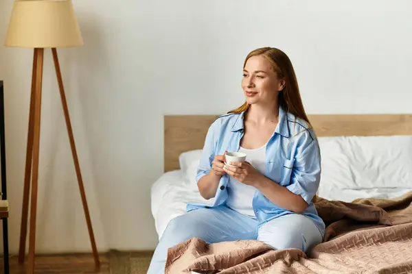 A young woman enjoys a peaceful morning at home, sipping tea and cherishing quiet moments. — Stock Photo