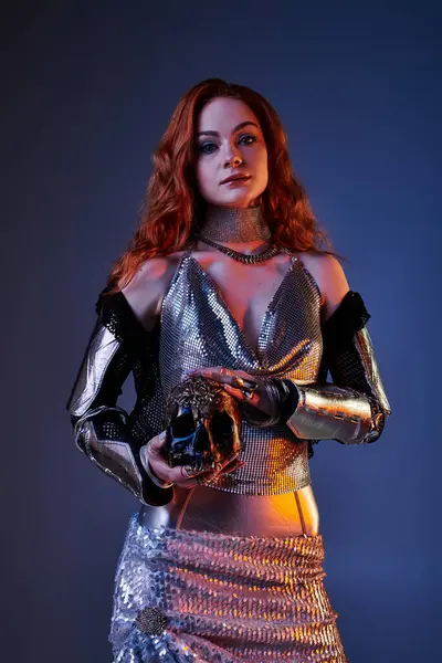 Une jeune femme incarne l'élégance dans un superbe ensemble inspiré par un chevalier tout en tenant un crâne. — Photo de stock