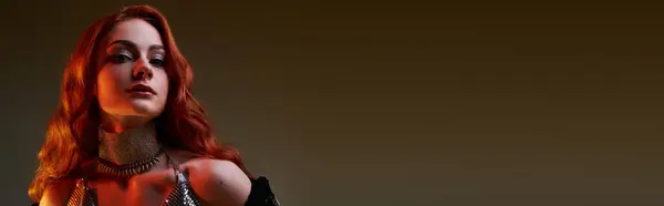Une superbe jeune femme met en valeur sa beauté et son élégance inspirées par la mode de base du château. — Photo de stock
