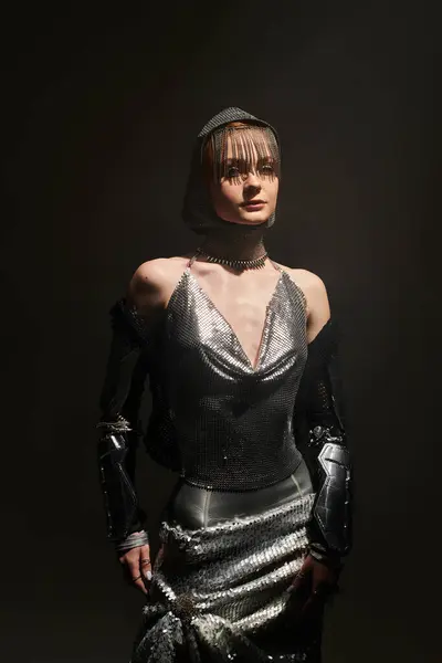 Uma jovem mulher em uma roupa knightcore deslumbrante posa elegantemente em um castelo dramático. — Fotografia de Stock