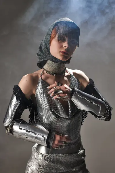 In einer mystischen Umgebung strahlt eine schöne Frau Eleganz in ihrem ritterlichen Gewand aus. — Stockfoto