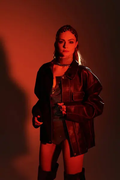 Una hermosa mujer se levanta con confianza, mostrando su elegante estilo de núcleo del castillo en una rica iluminación. — Stock Photo