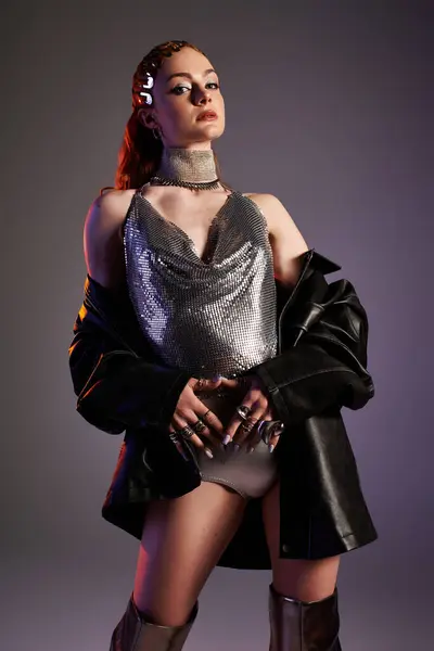 Una giovane donna mostra elegantemente una moda unica con un'atmosfera di nucleo del castello. — Foto stock