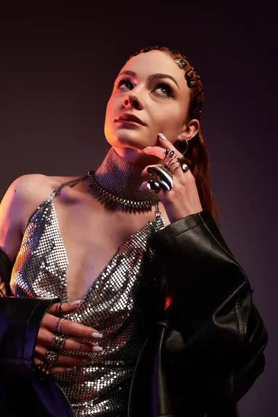 Eine junge Frau verkörpert Eleganz in zeitgenössischer Kleidung und präsentiert ihren einzigartigen Stil und ihre Schönheit. — Stockfoto
