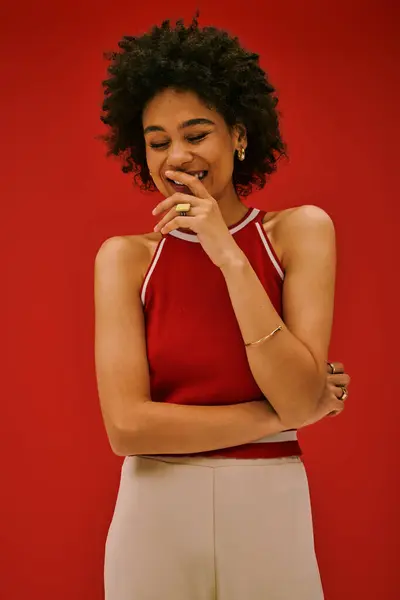 Beautiful girl in a chic outfit showcases her radiant smile in a bold artistic atmosphere. — Stock Photo